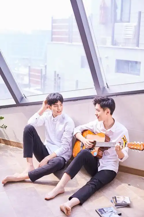 简介:宋威龙张逸杰随性帅气写真图片,分享一组宋威龙图片给大家,图中