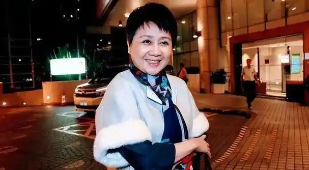 其中最厉害的就是四太梁安琪,她比何鸿燊小39岁,却能成功上位,还牢牢