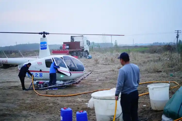 山东济南一架400万直升机打药防治春尺蠖