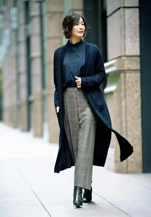 大衣是一款非常容易驾驭,并且十分好搭配的单品,在秋冬季节的出镜率也
