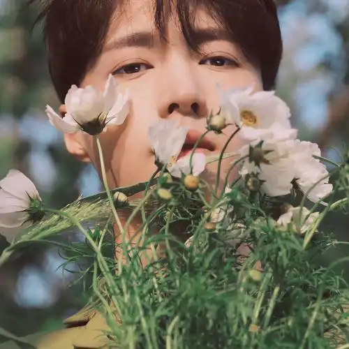 求这类张艺兴和花同时出镜的照片谢谢啦