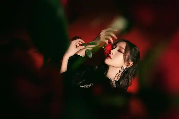 穿腻了日常装,那学孟佳的穿法,黑色调 马尾辫,轻松穿出网红风