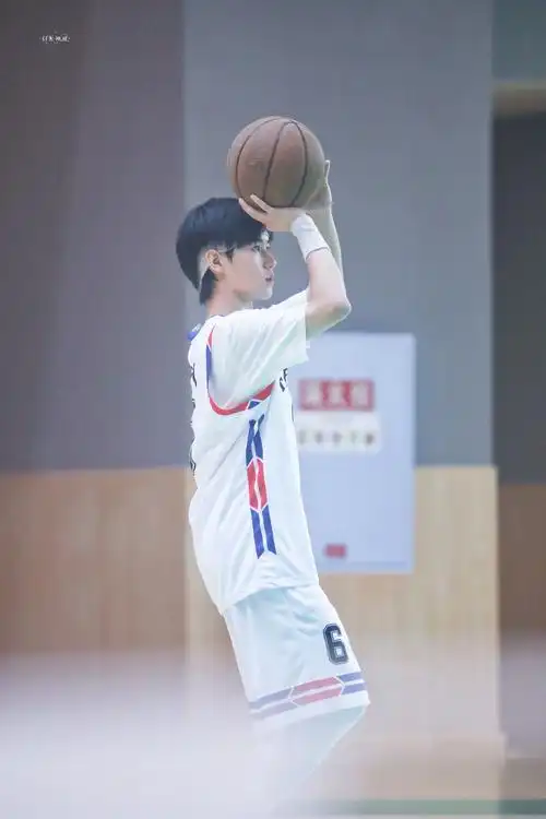 张真源近期造型101在评论里说一下你想看他尝试的造型风格吧