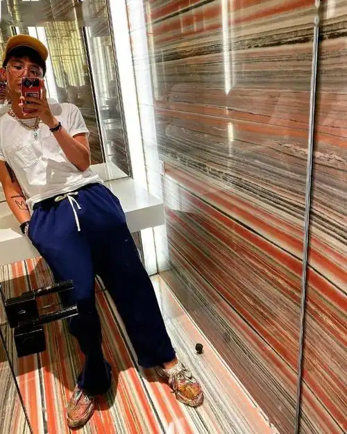 权志龙终于露脸了!最新ins分享自拍照