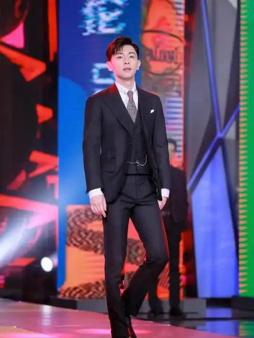 那些年邓伦驾驭的黑色套装