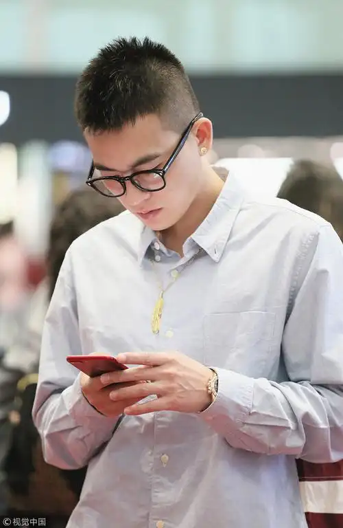 欧豪戴黑框眼镜文艺范足侧面照浅笑迷人