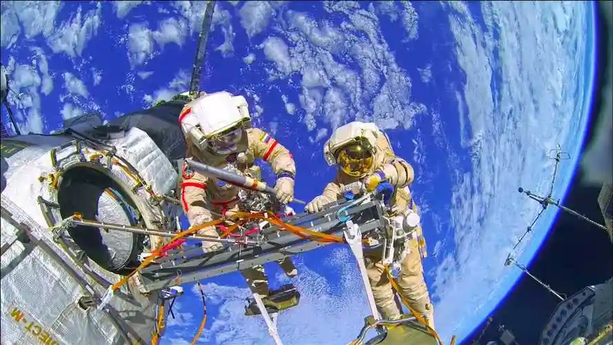 实拍航天员太空出舱!地球画面曝光,地球太漂亮了
