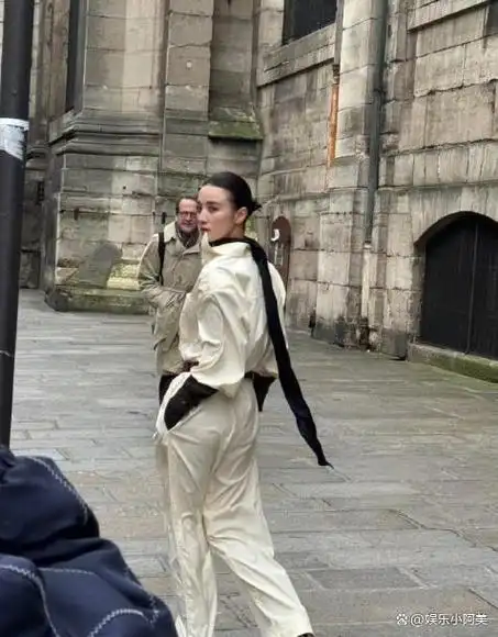 巴黎这一天刘亦菲的珠圆玉润是对内娱畸形审美的反击