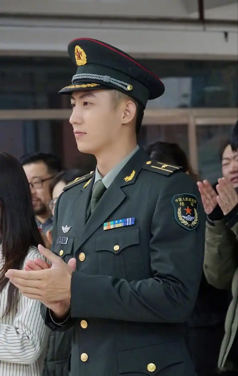 海报中坚定凌厉的眼神杀,据悉黄景瑜将回归寸头,请让他拥有半永久军装