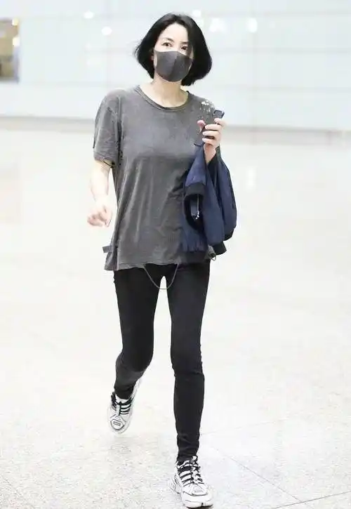 王菲真会穿,穿黑色紧身裤勾勒身材,双腿纤细修长天后气场绝了_时尚