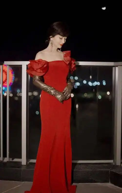 原创65岁赵雅芝好有料穿撞色鱼尾裙蜜桃臀惊艳奶奶辈身材太绝