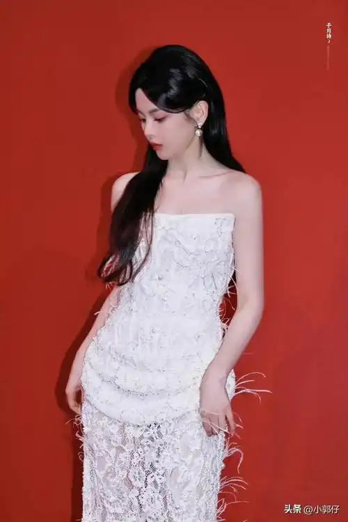 杨超越身穿钉珠蕾丝礼服裙亮相上海时装周杨超越背部身材好绝啊