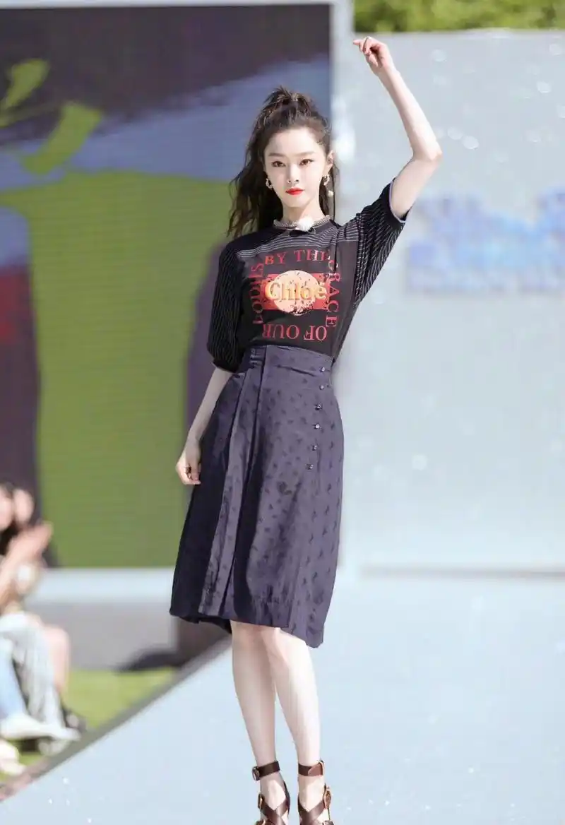 宋轶穿高跟凉鞋的美腿