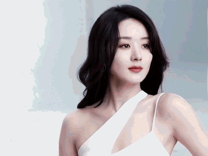 好一头秀发,复古又飒爽,气场超强!又是被@赵丽颖硬控的一天!