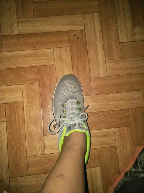 光脚穿鞋好,因为光脚穿鞋趟水很舒服,穿袜子就不舒服了.