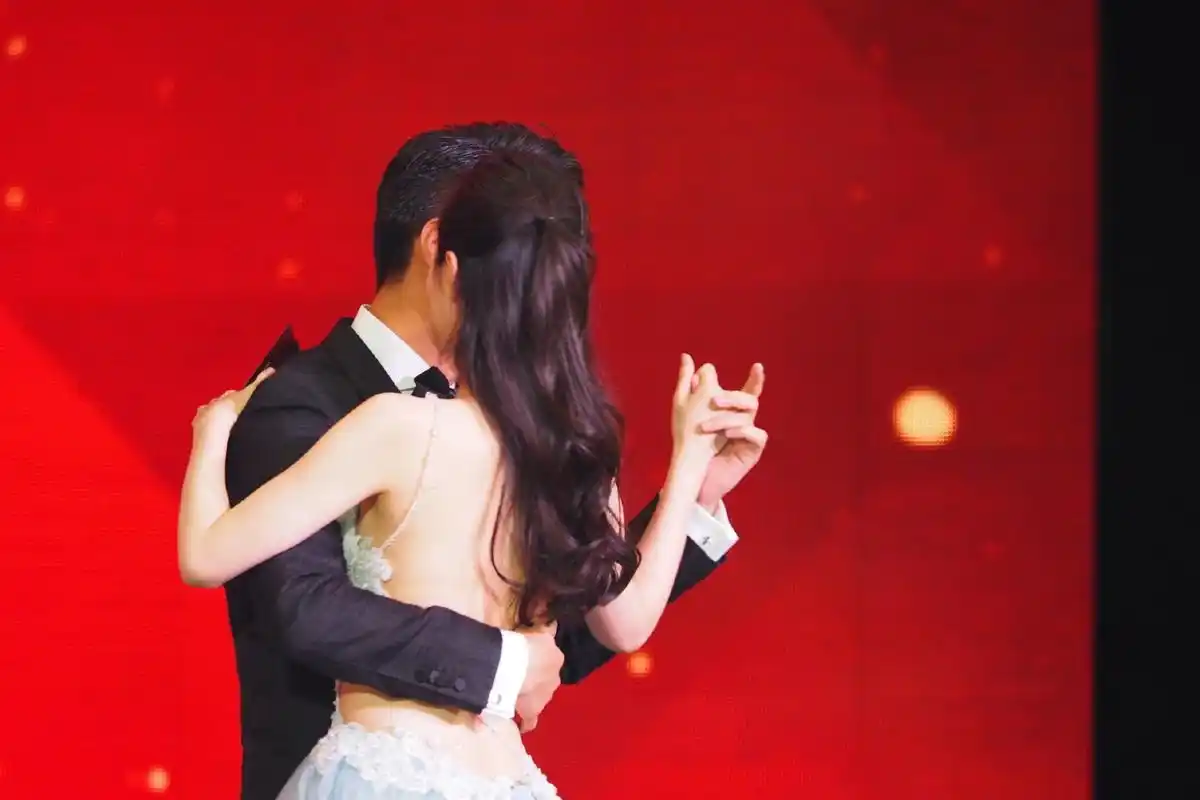 宋轶穿成这样,实在是太为难靳东了,这手往哪搁,放哪都尴尬.