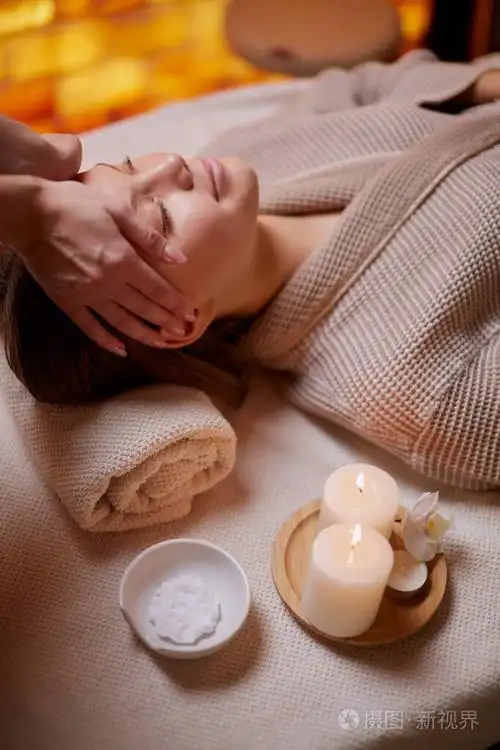 年轻女性在spa沙龙享受面部按摩照片-正版商用图片26dkyp-摄图新视界