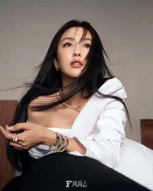 原创佟丽娅最新写真曝光各种内衣式穿搭展露好身材大方秀香肩美腿