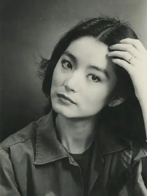 不仅漂亮灵气还是个有气质的时髦精,其70,80年代的穿搭及发型及配饰