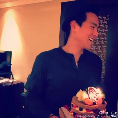 彭于晏庆祝33岁生日 与刘雅瑟合影