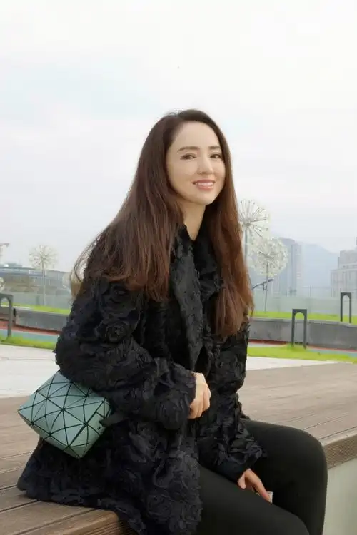 董璇腊八节发布随性写真 黑色立体花朵外套造型优雅时尚