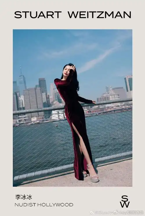 尽释此刻悠然状态,@李冰冰演绎sw#nudist#一字带凉鞋,质感银色金属