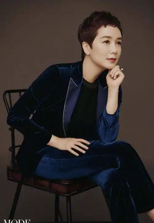 50岁蒋雯丽短发又飒又美,眉上刘海减龄时髦干练,精致率性显年轻_发型