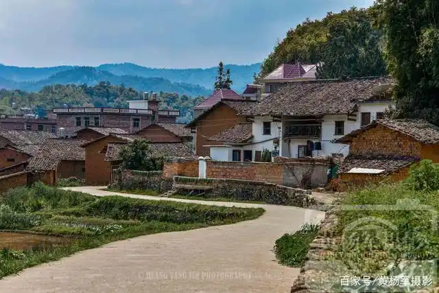 赣州赣县区白鹭村的老屋,蓝天白云下的农村景象,赣南人很熟悉