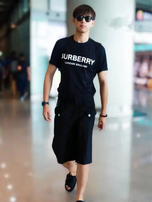 李现现身机场,新剧蜜汁炖鱿鱼今日开播,你期待吗?