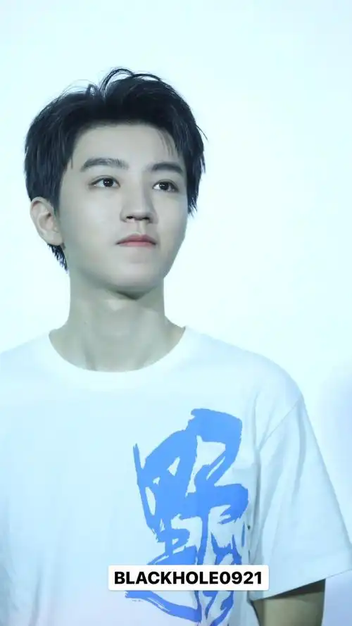 王俊凯白t侧分露额头,今日份路演满分精神的小凯,这侧分露额头的造型