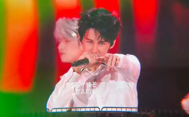 张真源手指镜头#张真源"一指封神"场面也太绝了,他真的瘦了好多,棱角