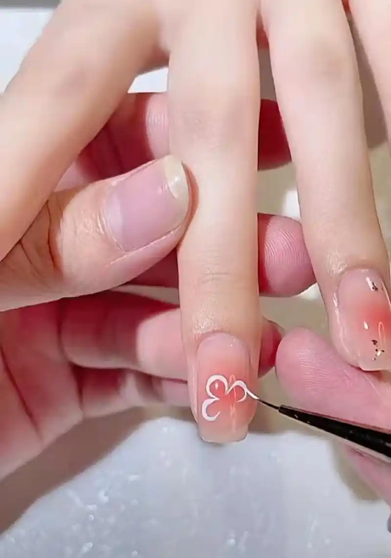 渐变心形精美美甲图案 看着指甲上的心形,想到了什么?新娘?情侣?