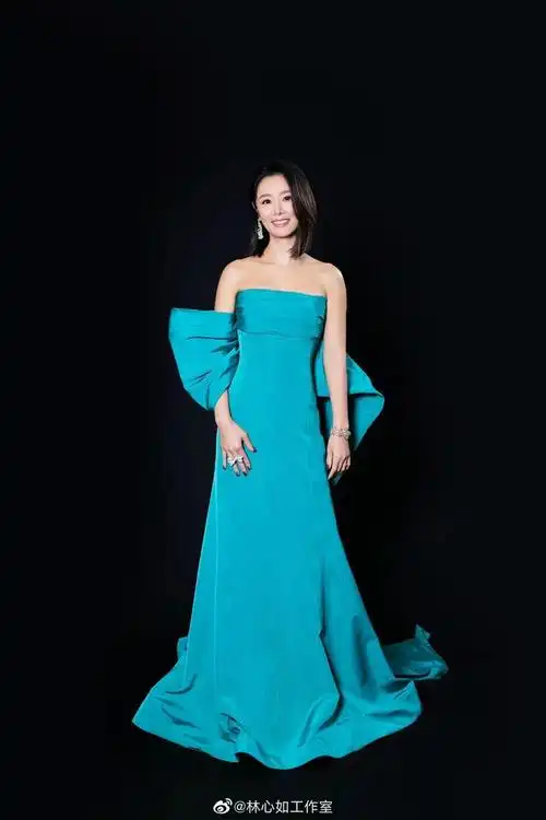 林心如金钟奖演绎两款发型,披肩直发温柔恬静,油发背头气场十足