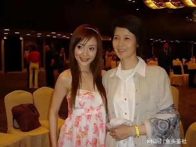 没想到,"做头发"事件才过去6年,李小璐就以"这种姿态"出现