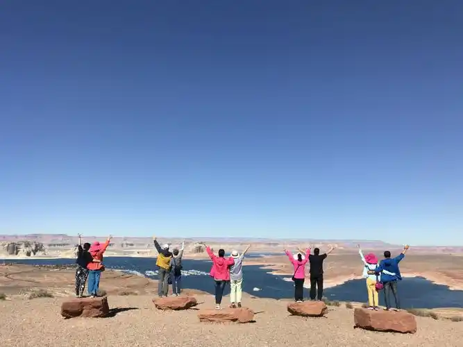 我们一行8人开心的像年轻人一样摆姿势照相,看我们漂亮吧!