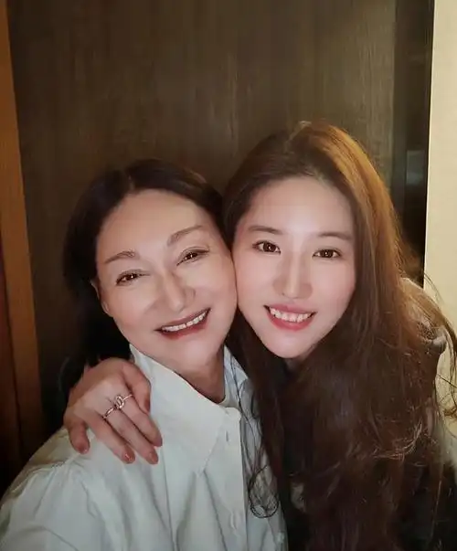 并配文祝刘亦菲生日快乐