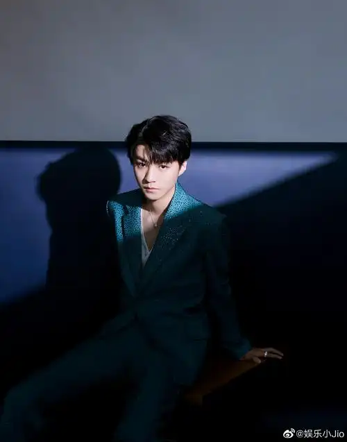 王俊凯身着一身孔雀绿正装出席微博电影之夜