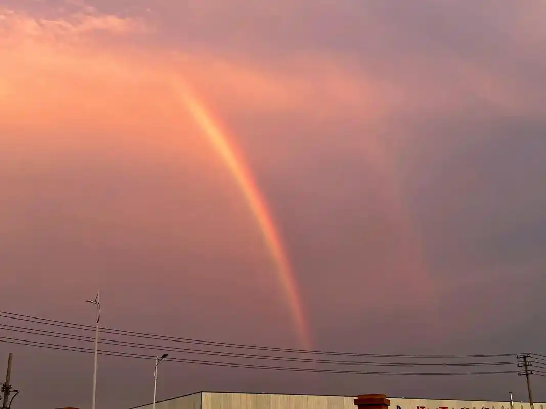 当晚霞遇见彩虹,便是世间最美好的邂逅.愿我们的幸运不止今天. - 抖音