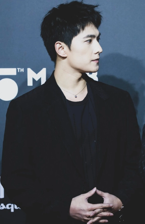 而他一身黑色装扮也是让他帅出了新高度,面对镜头的