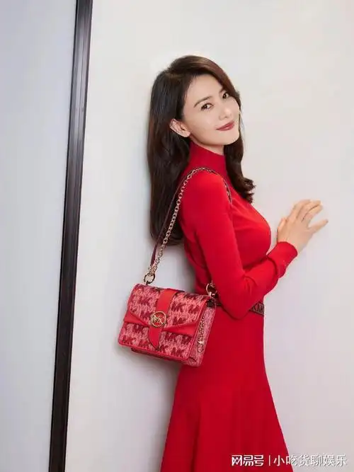 高圆圆晒春节穿搭穿红色束腰连衣裙轻松撑出丰满感