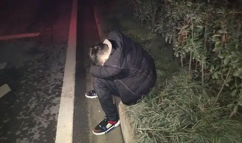 凌晨阜阳小伙喝醉酒睡马路中央随时可能被车撞