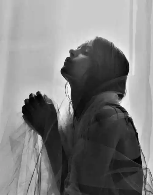 世界顶级摄影师的100张经典女性黑白照片