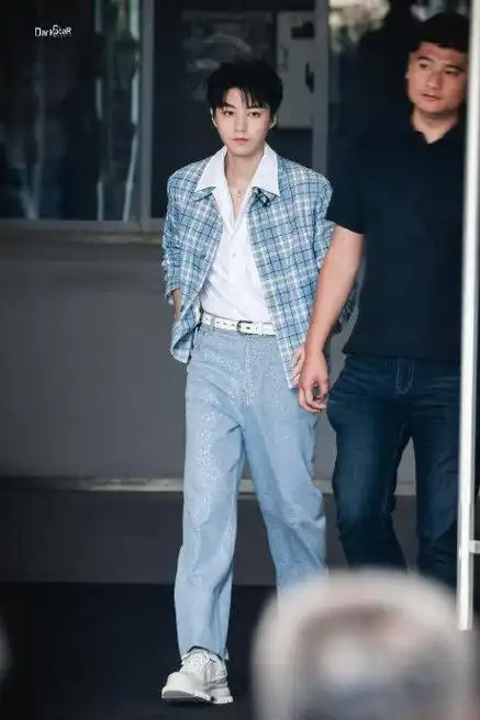 王俊凯你好星期六上班饭拍 蓝色格子外套白衬衫 牛仔裤