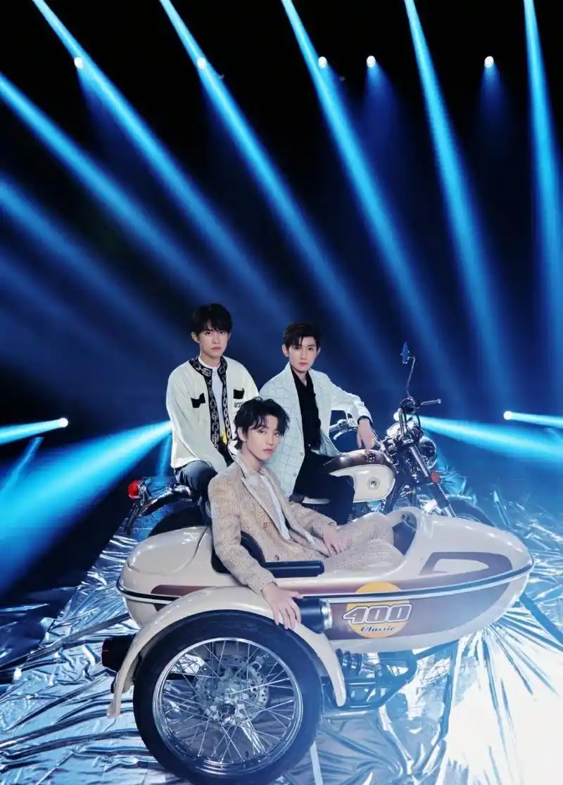 tfboys八周年演唱会八月开演一年没同框的他们变化大吗