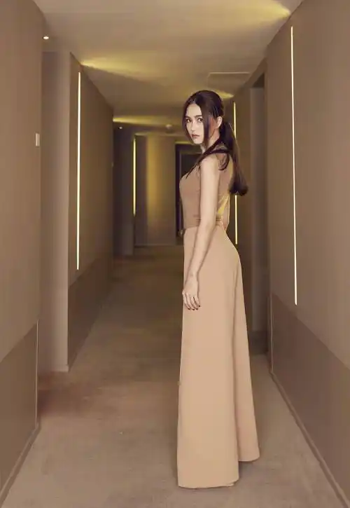 昆凌爆炸头酷炫十足与父亲拍机车大片父女互动超有爱