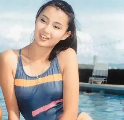 张曼玉弃影从唱进军乐坛 早年青涩泳装照曝光