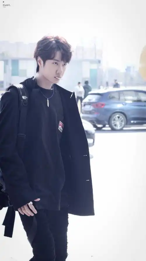 叼着棒棒糖上班又酷又拽的博,空哥是理想型男朋友#王一博