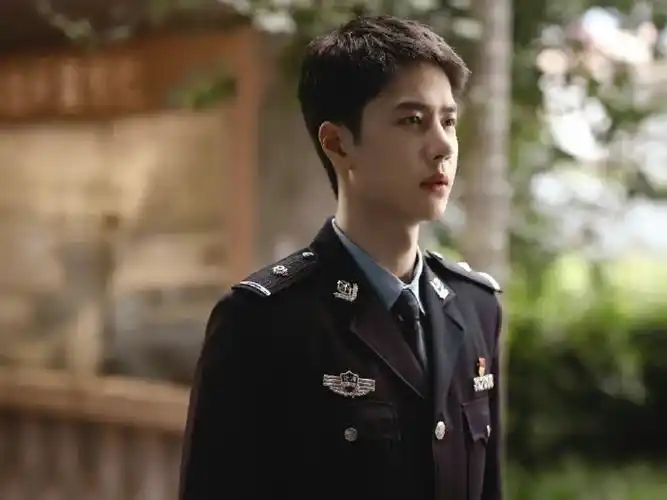 王一博冰雨火制服剧照