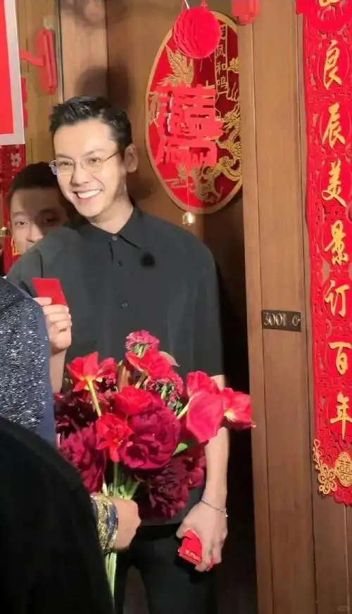 陈伟霆为好友结婚任伴郎变合照流水席 同场这位顶流太太罕有现身