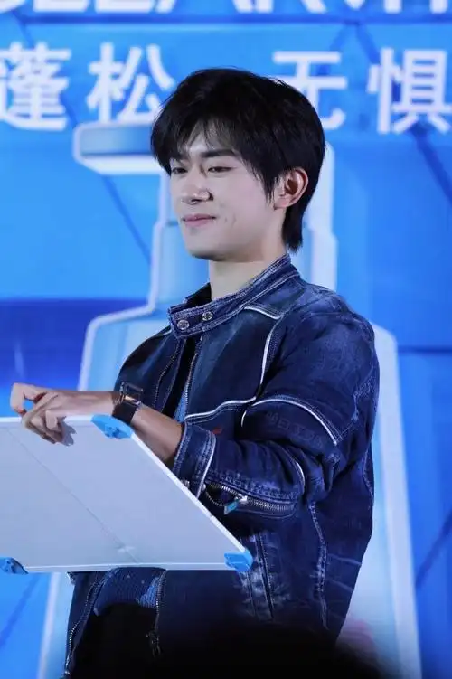 易烊千玺破洞针织内搭##四字 易烊千玺 yyqx 四字弟弟